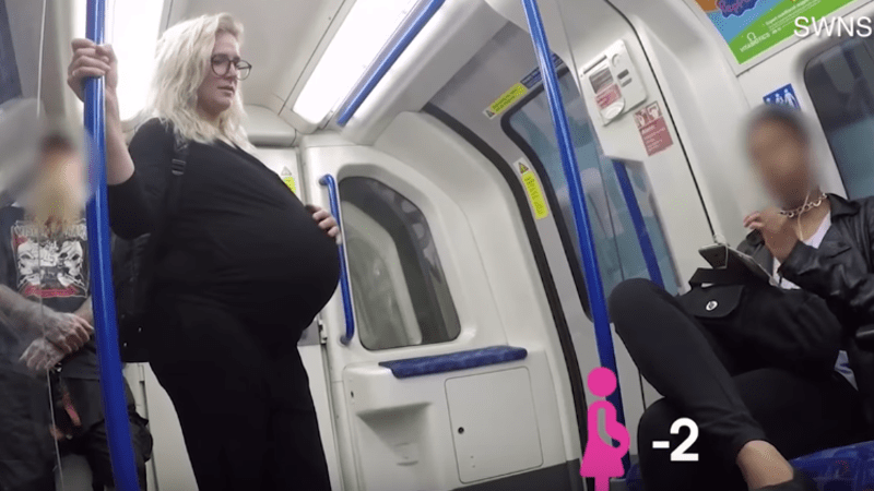 VIDEO: Těhotná žena zkoušela, kolik lidí ji v zaplněném metru pustí sednout. Z výsledku vám bude do pláče