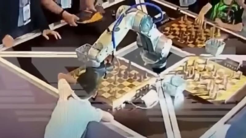 VIDEO: Šachový bizár z Ruska! Robot na turnaji zlomil 7letému chlapci prst
