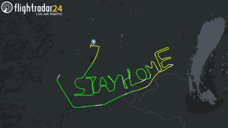 FOTO: Pilot svým letadlem vytvořil na obloze nápis spojený s koronavirem. Co důležitého vzkázal ostatním?