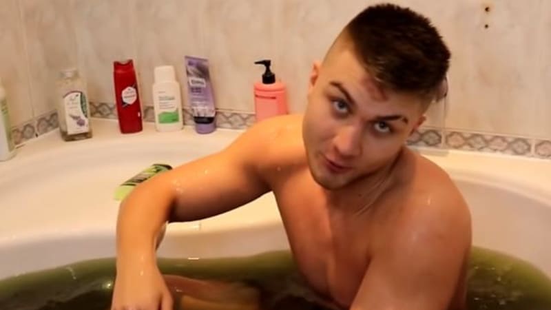 VIDEO: Datel se vykoupal ve vaně plné nechutného slizu! Fakt má tohle ještě zapotřebí?
