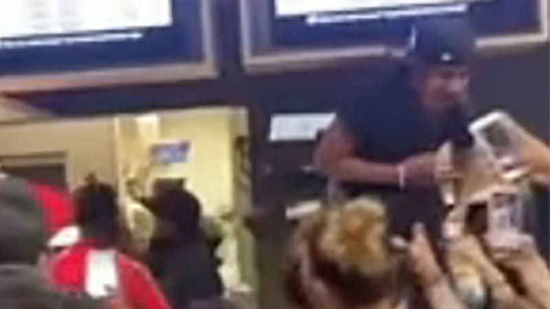 VIDEO: Pobočku McDonalds vykradl gang 50 puberťáků! Šílené záběry teď vyšetřuje policie