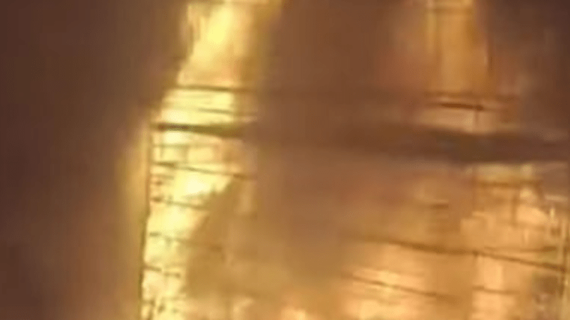 VIDEO: Policista se vrhl do hořícího domu, aby zachránil postiženou ženu. Z těchto záběrů se vám zatají dech