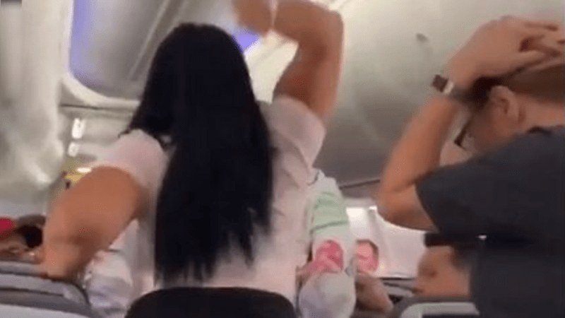 VIDEO: Rozzuřená žena zmlátila svého partnera v letadle. Neuvěříte, proč to udělala