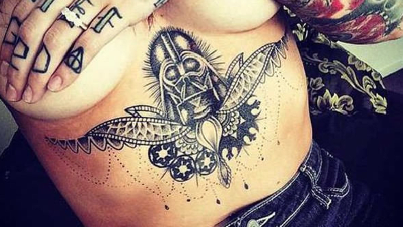 GALERIE: 12 tetování pod prsy, která vás zaujmou víc než samotná ňadra. Tohle budete chtít vidět na vlastní oči