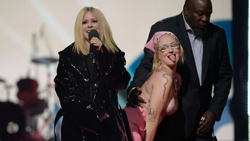 Na koncertě Avril Lavigne vyběhla na pódium žena nahoře bez. Co sprostého na ni zpěvačka zařvala?