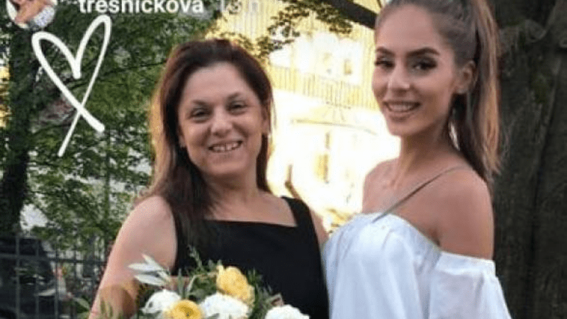 Matka Týnuš Třešničkové promluvila o skutečném stavu své dcery. Youtuberka je spálená od pasu nahoru!