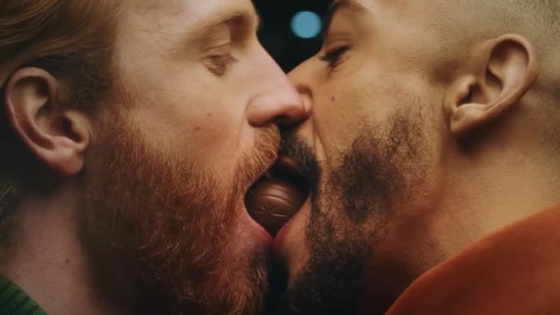 VIDEO: Lidé podepisují petici proti reklamě, v níž se líbají gayové. Co jim na tom pořád vadí?