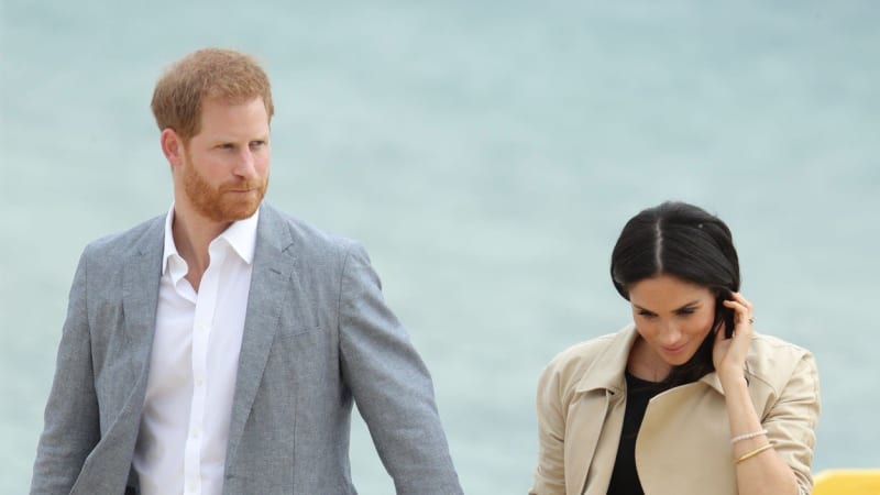 FOTO: Princi Harrymu nařídili, aby ukončil konverzaci s cizí ženou! Jeho reakce všechny šokovala. Co udělal?