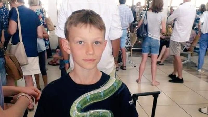 FOTO: 10letého chlapce nechtěli pustit do letadla kvůli jeho tričku. Neuvěříte, s čím měla ochranka problém