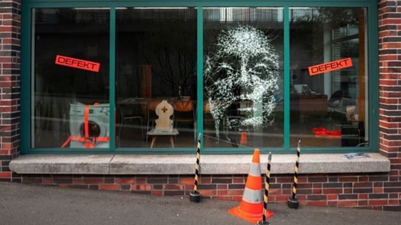 GALERIE: Umělec vytvořil úžasný portrét ženy z rozbitého skla. Jak to udělal?
