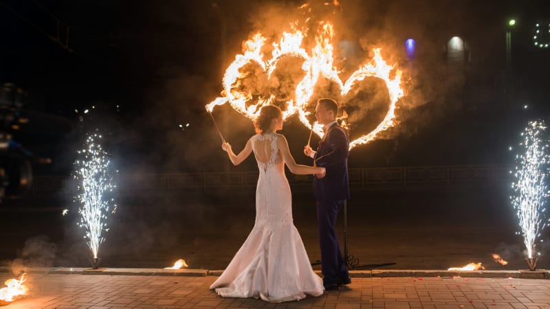 VIDEO: Nevěsta se ženichem po obřadu zděsili svatebčany. Vážně se naschvál zapálili?