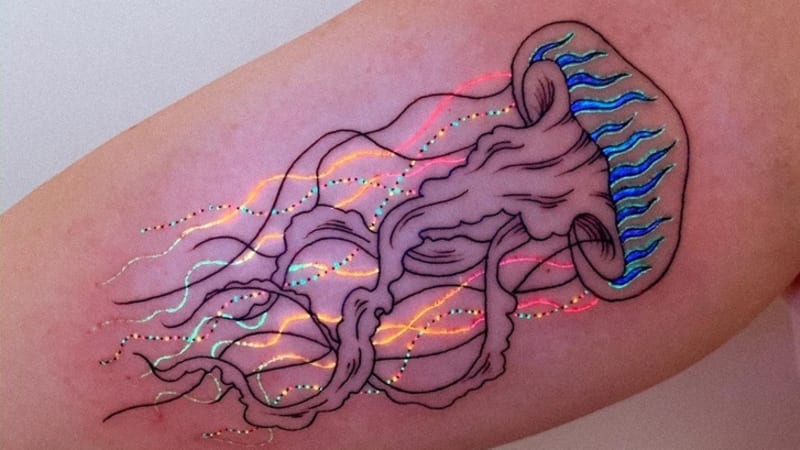 GALERIE: 17 svítících tetování, která vypadají pod UV světlem jako z pohádky. Chtěli byste podobnou kérku?