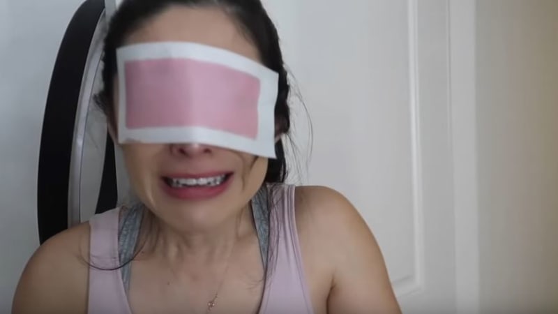 VIDEO: Brutální prank na manželku. Týpek své ženě nalepil přes oči depilační pásku! Z její reakce vám bude smutno