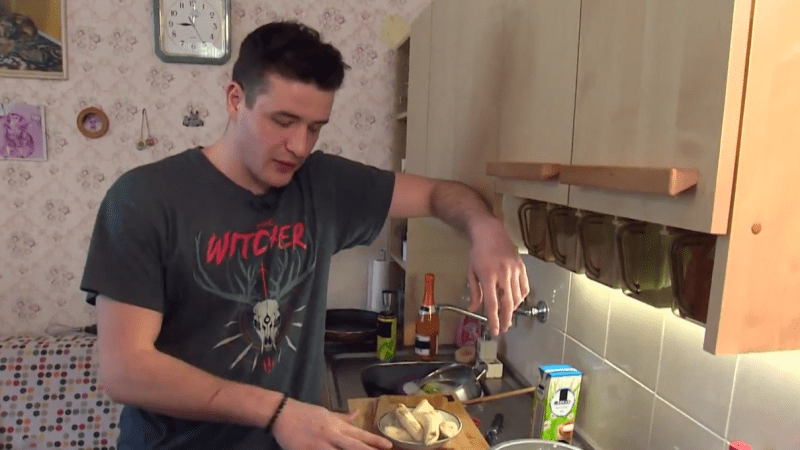 VIDEO: Trapas v Prostřeno! Začátečník Michal zkazil v kuchyni úplně všechno, neudělal ani pudink ze sáčku!