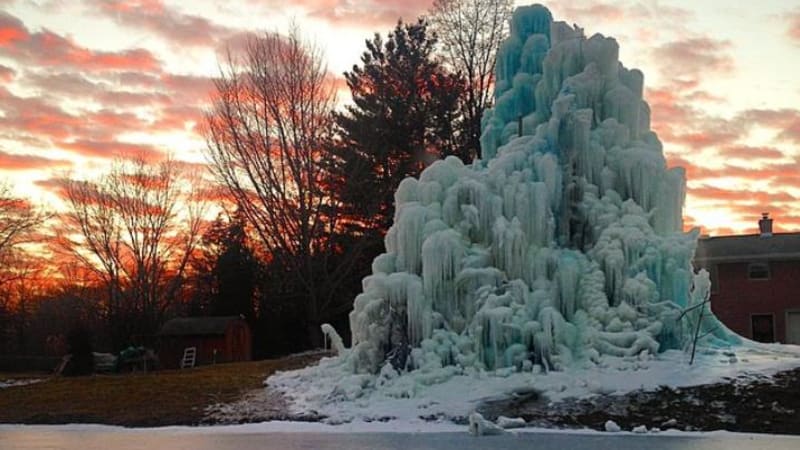 FOTO: Rodina vytváří každoročně nádherný vánoční strom z ledu! Chtěli byste taky takový?