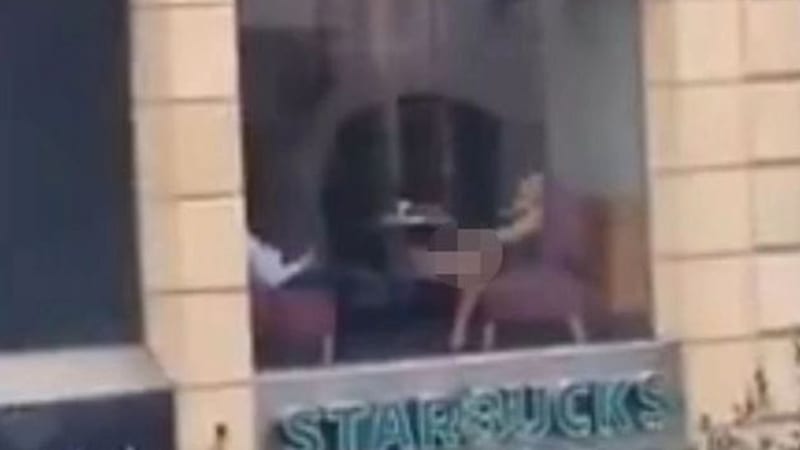 VIDEO: Žena masturbovala ve světoznámé kavárně. Její přítel ji u toho natáčel na telefon