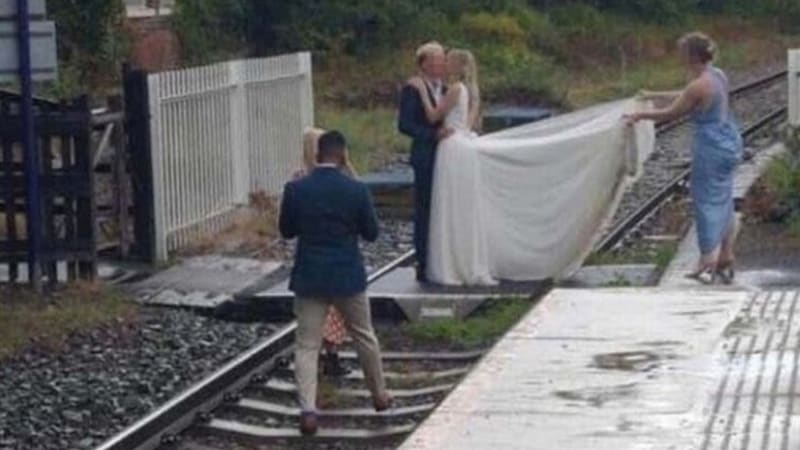 FOTO: Lidé nadávají páru za to, že si dělal svatební fotky na kolejích. Jsou podle vás úplně tupí?