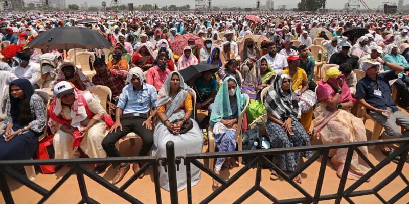 Slavnostního ceremoniálu nedaleko Bombaje se zúčastnil na milion lidí.