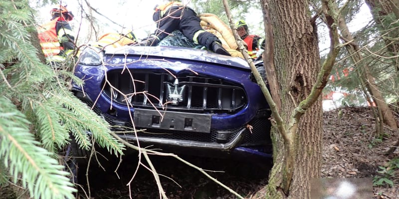 Vůz Maserati, v němž manažerka Forejtovy restaurace cestovala, narazil v Beskydech do stromu.