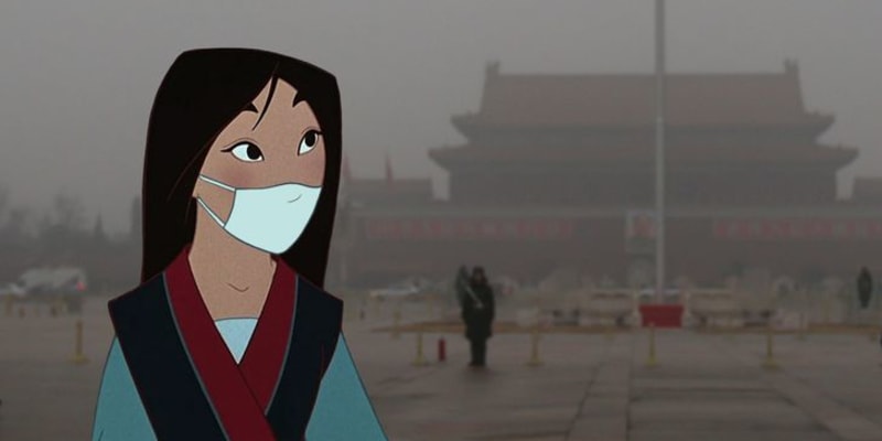 Mulan musí nosit roušku kvůli znečištěnému ovzduší