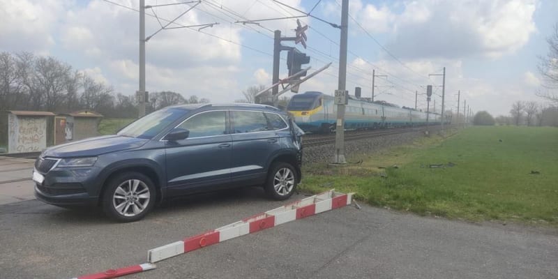 Řidička uvízla na železničním přejezdu a její auto smetlo pendolino.