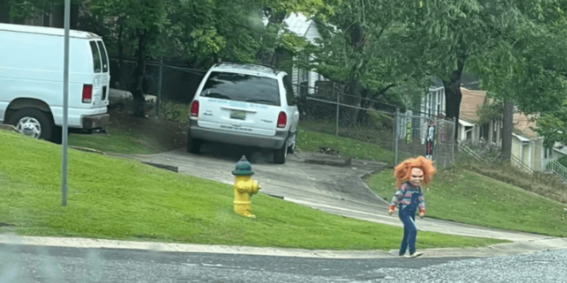 Chlapec v masce panenky Chucky děsil sousedy 3