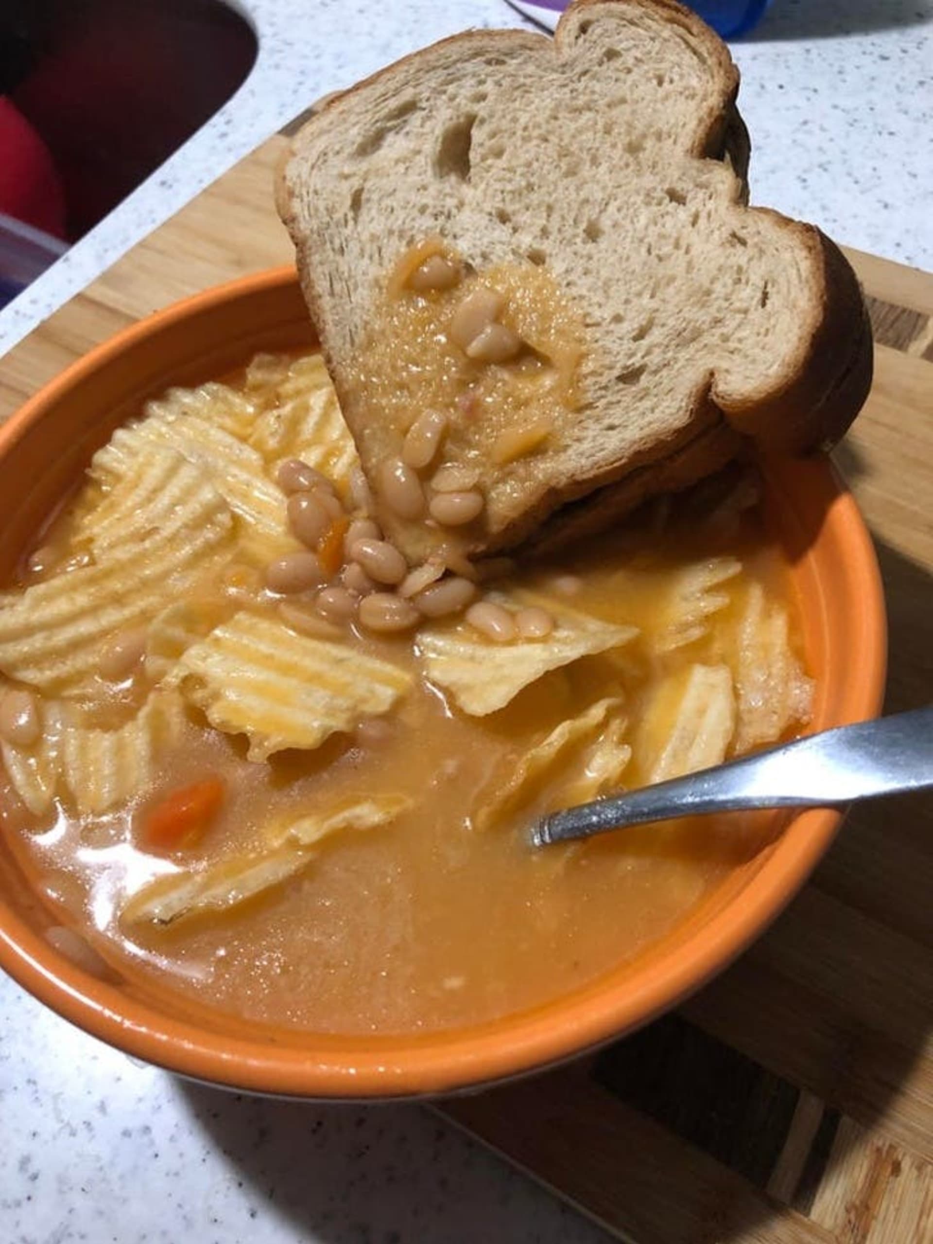 Sendvič, fazole, brambůrky a polévka. Tady je prostě všechno.