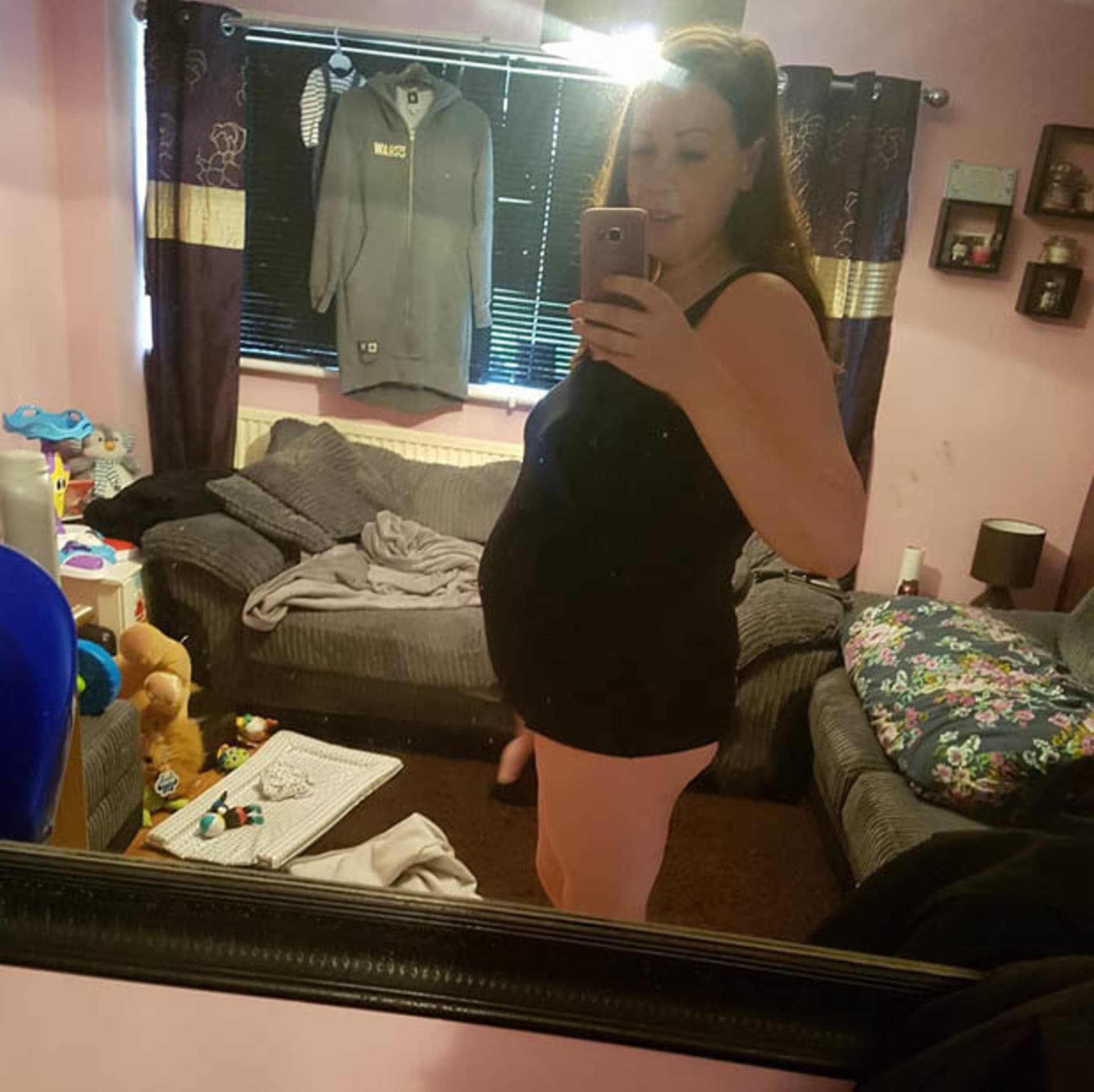 Těhotná žena u zrcadla 1