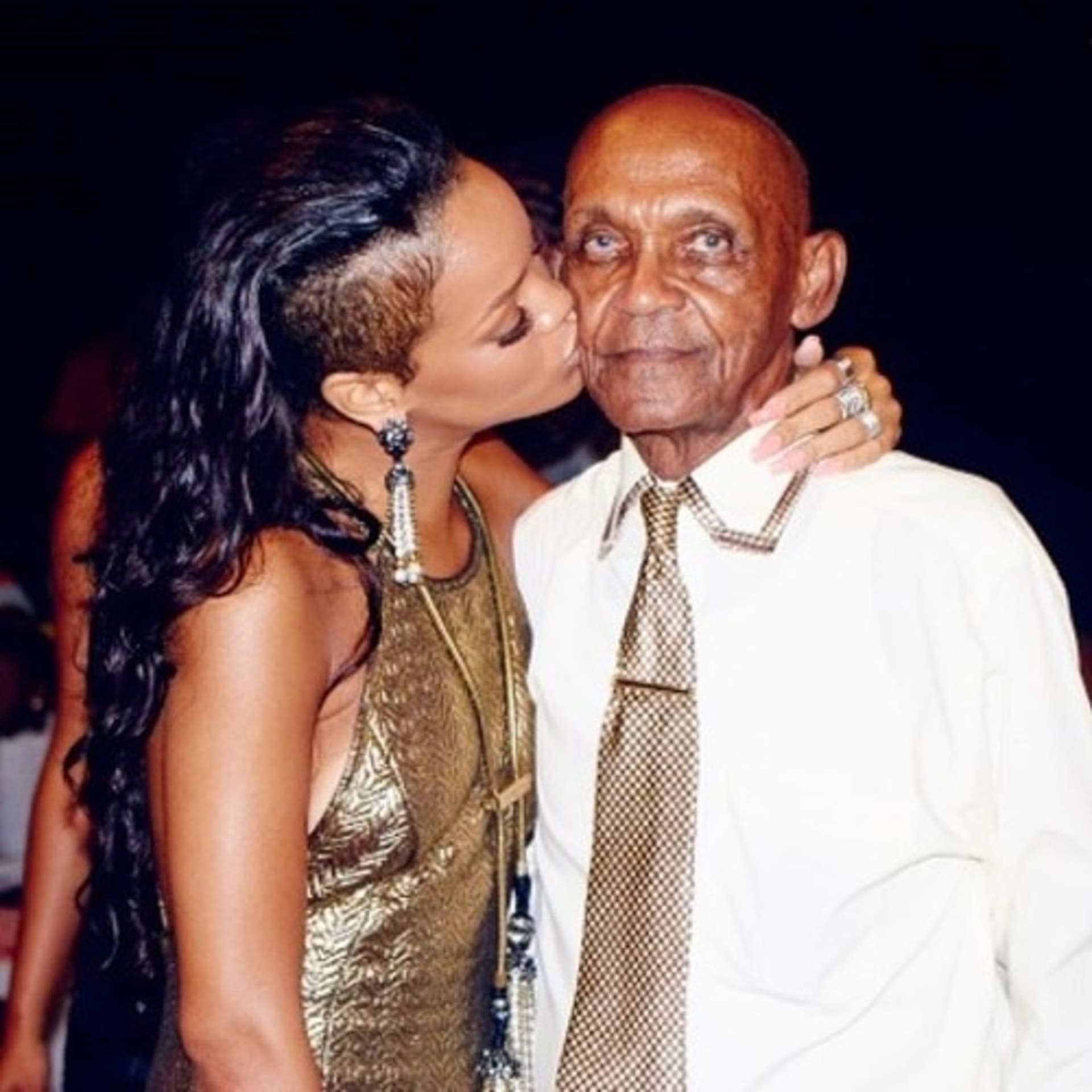 Zpěvačka Rihanna objímá svého dědečka