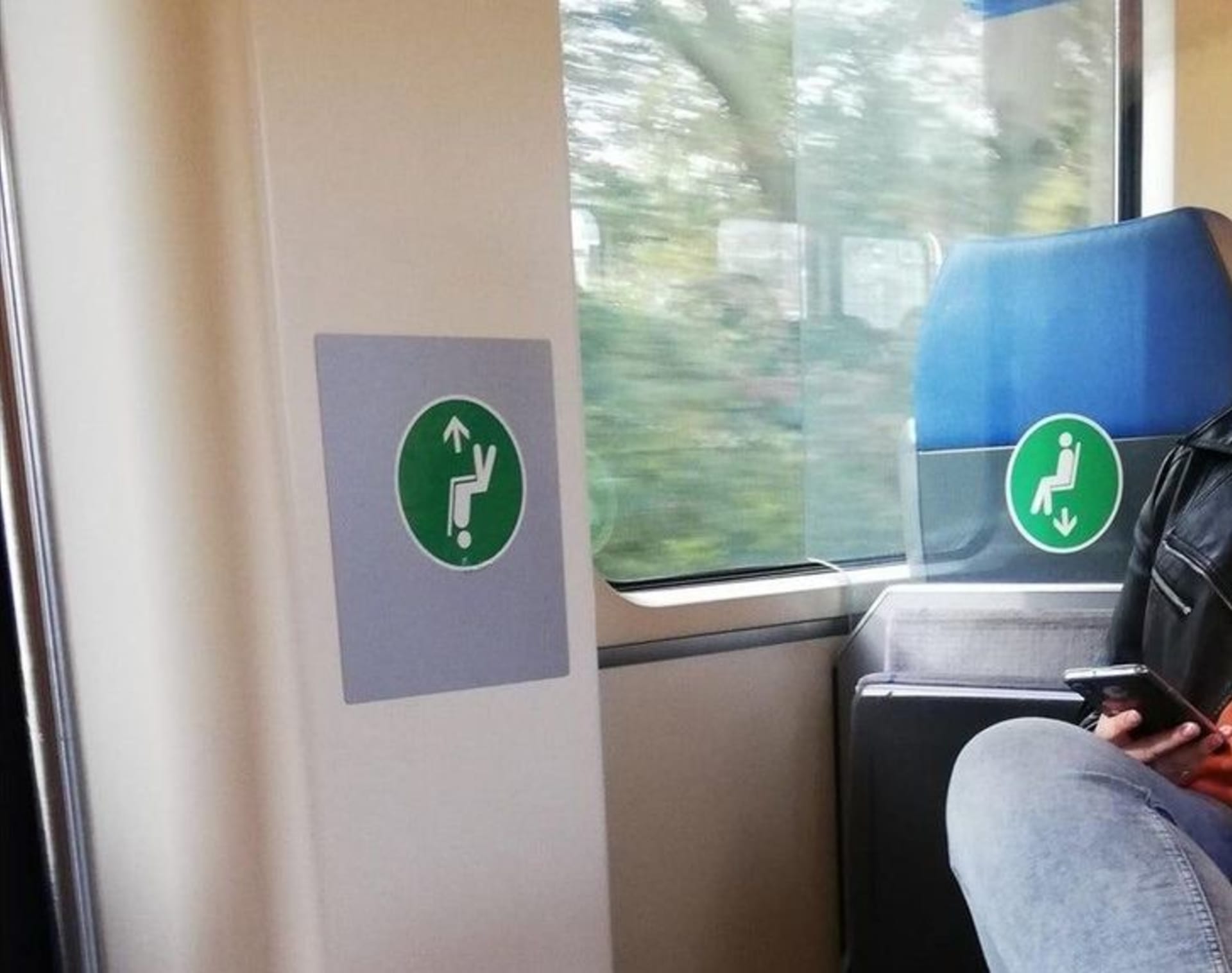 Nové antigravitační sedadlo ve vlaku