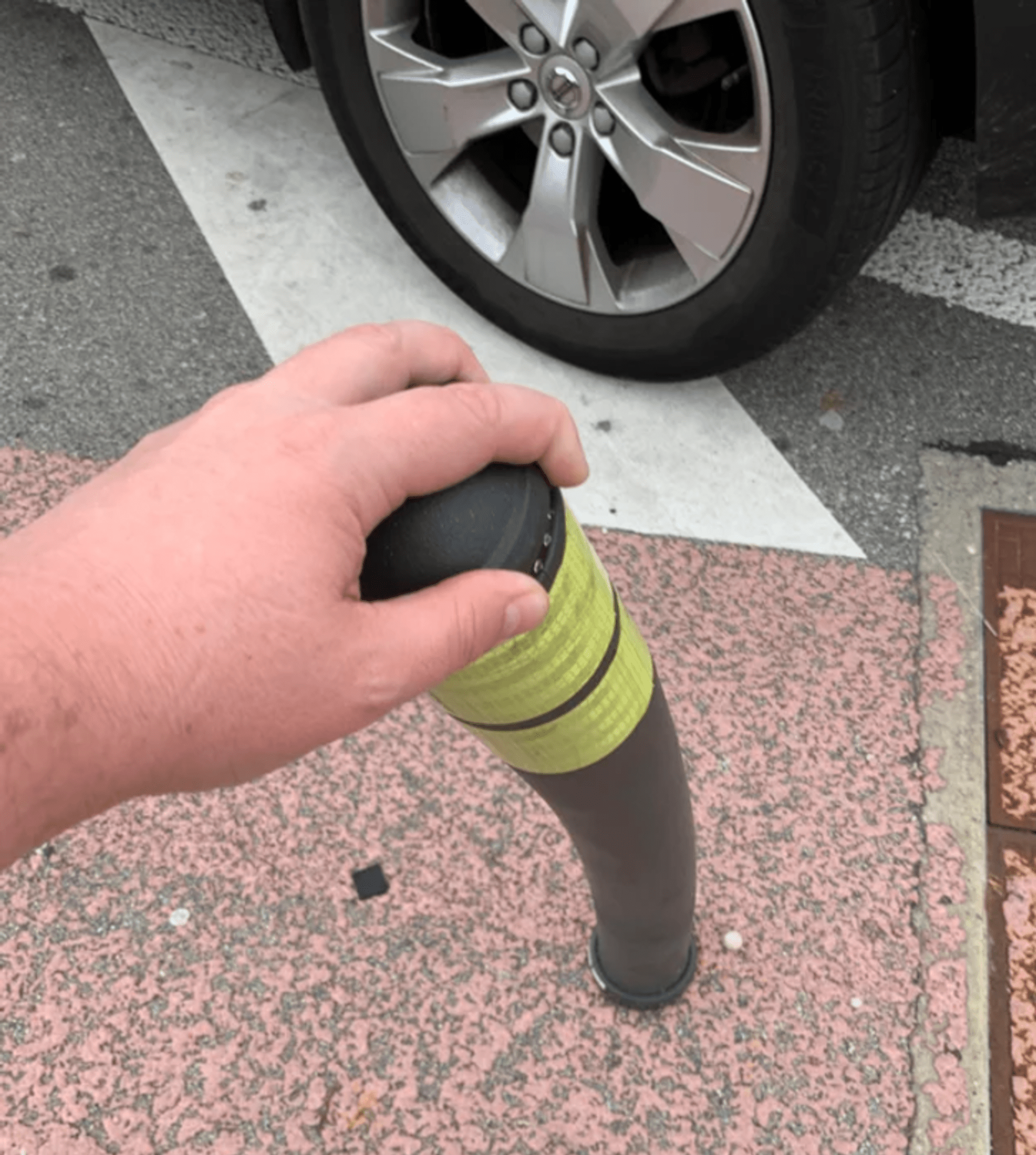 Tenhle gumový patník vám auto nezničí