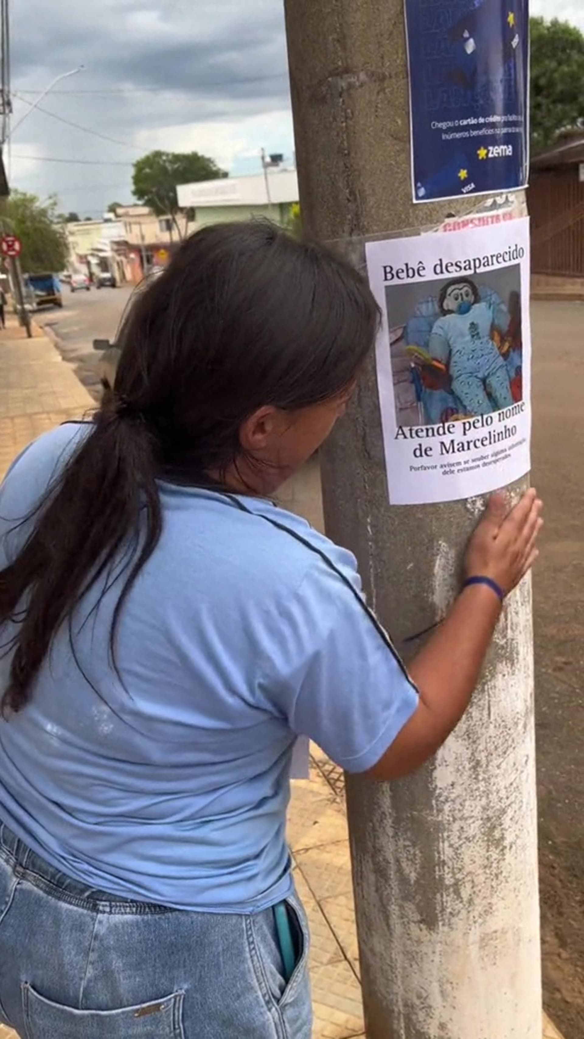 Meirivone Rocha Moraes vylepovala plakáty pro synovo nalezení.
