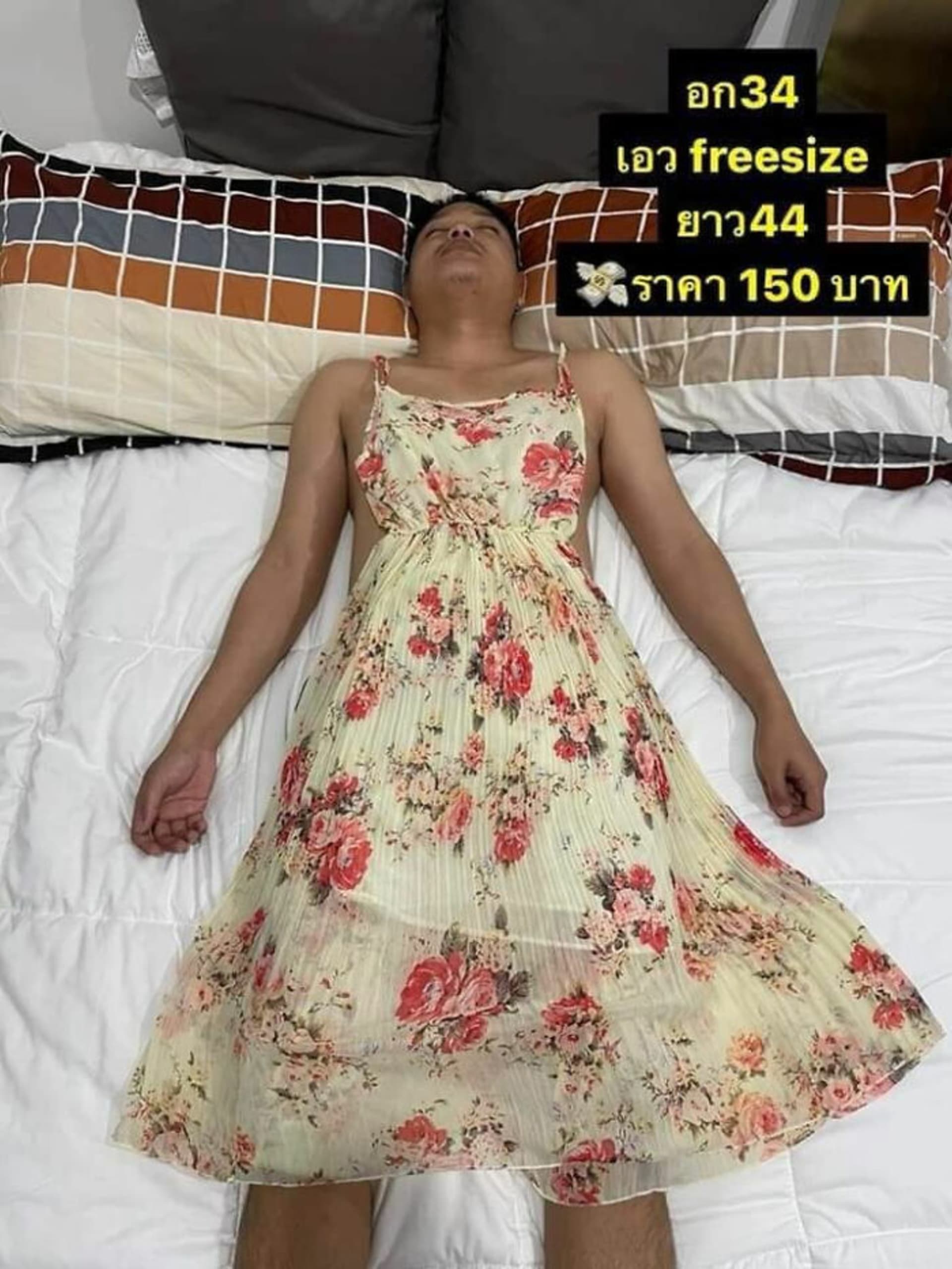 Žena prodává své oblečení na spícím manželovi 1