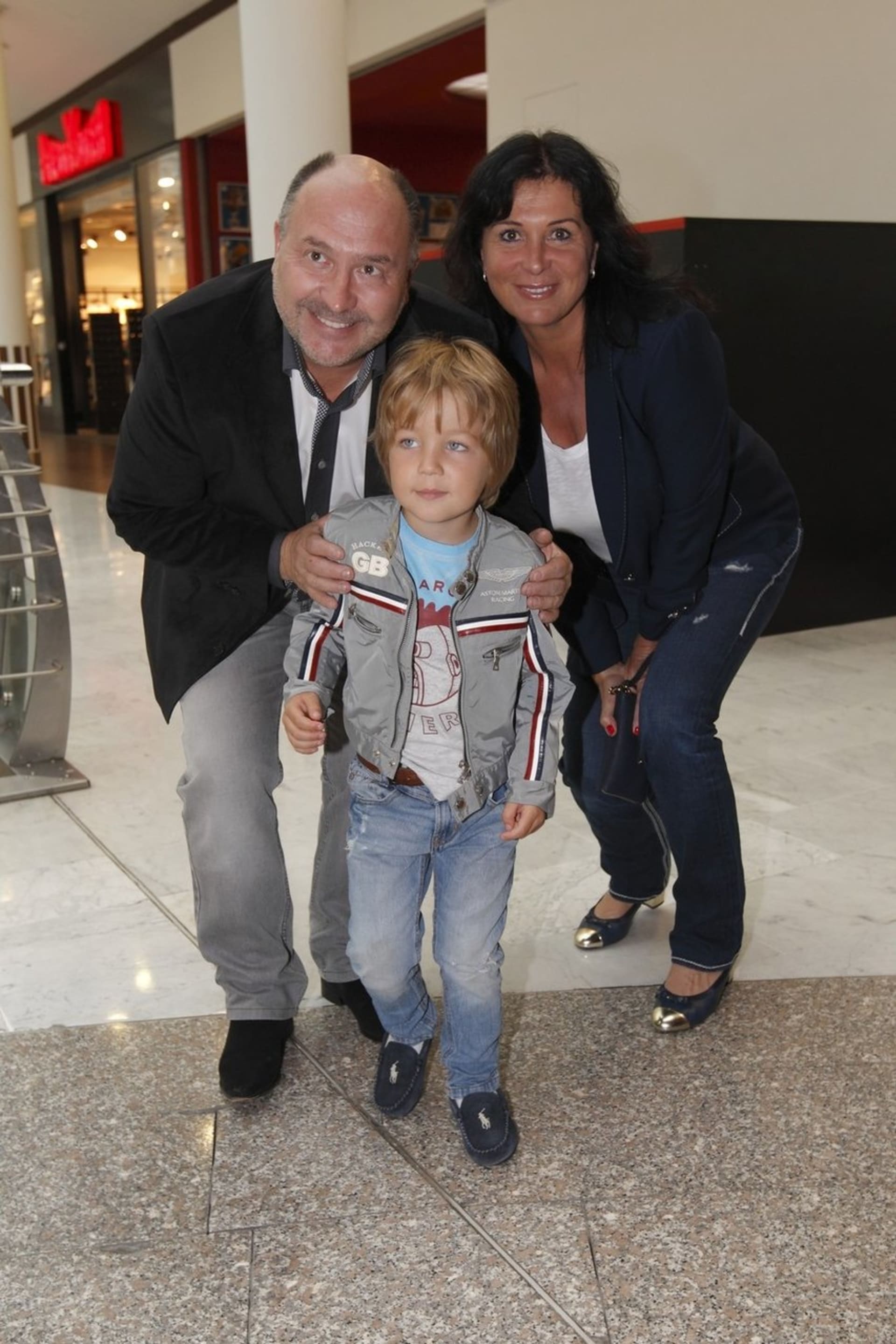 Michal David s manželkou Marcelou a vnukem. 