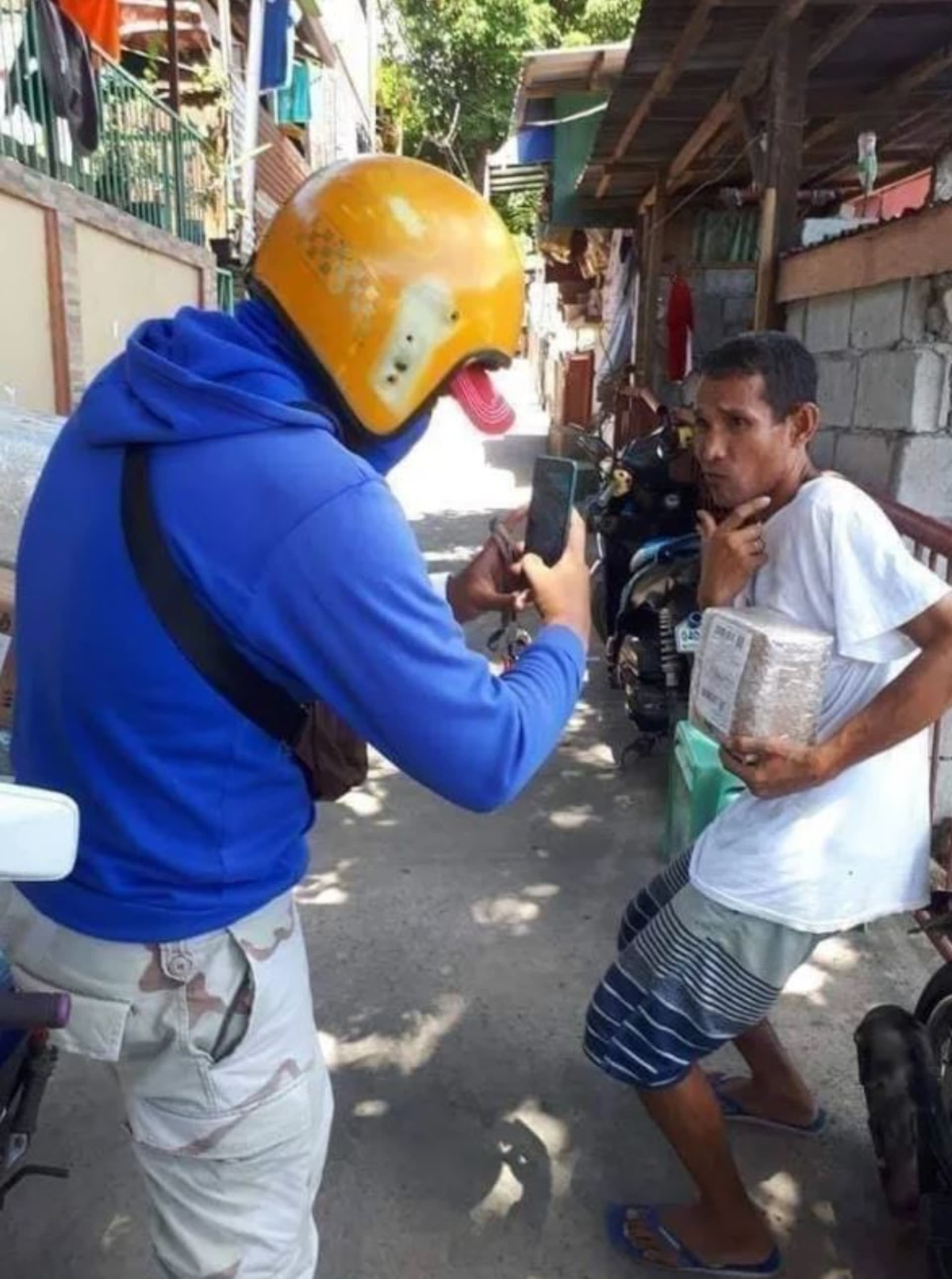 Lidé ve Filipínách pózují na důkaz obdržení zásilky