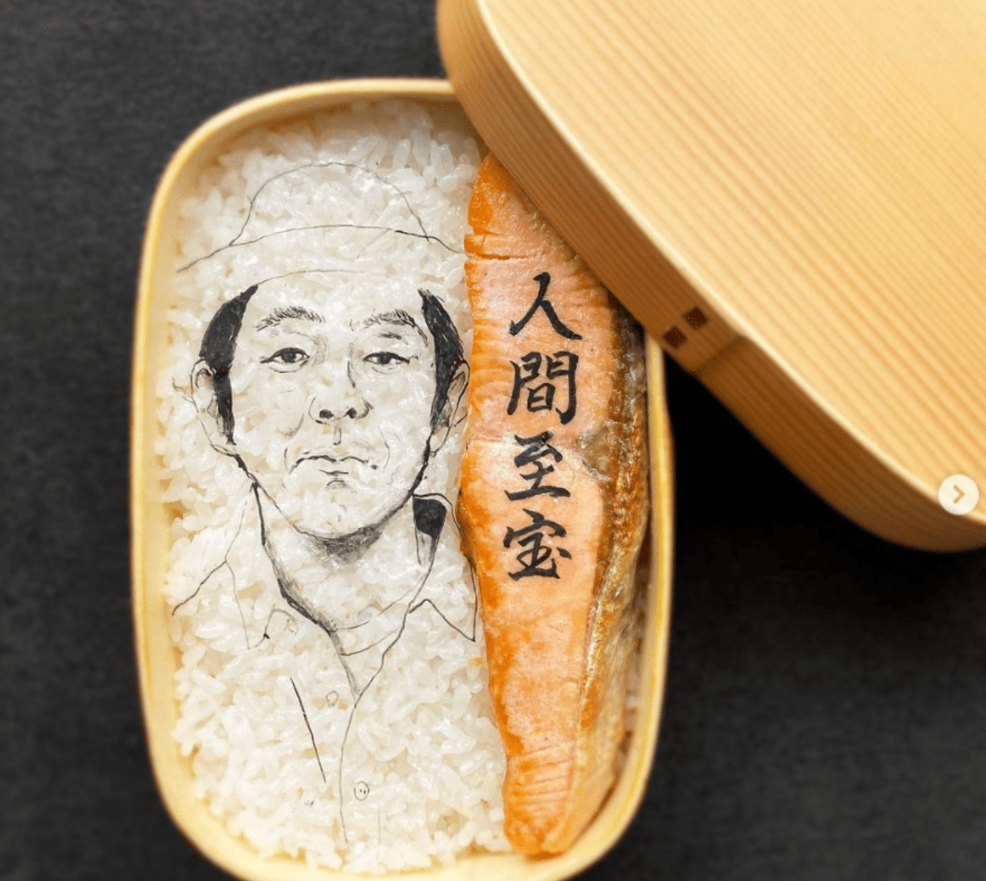 Umělec dělá portréty v misce rýže 1