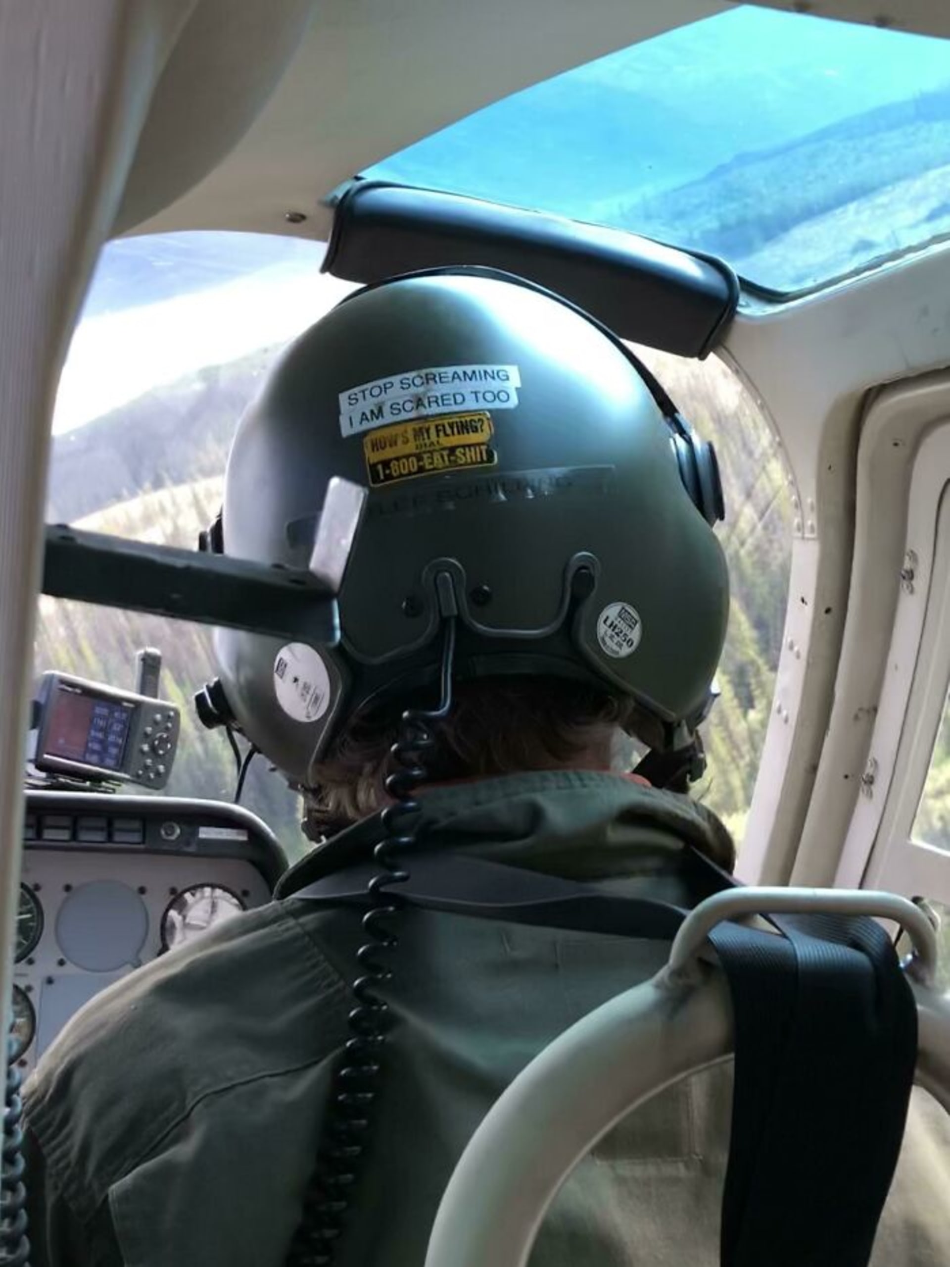 Když vás pilotova helma moc neuklidní