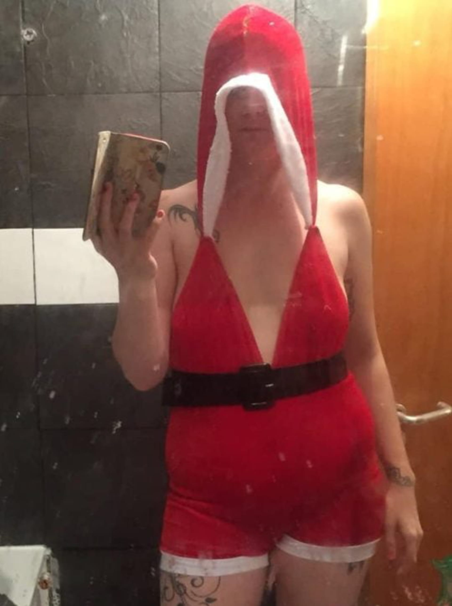 Ženu zklamaly vánoční šaty 2