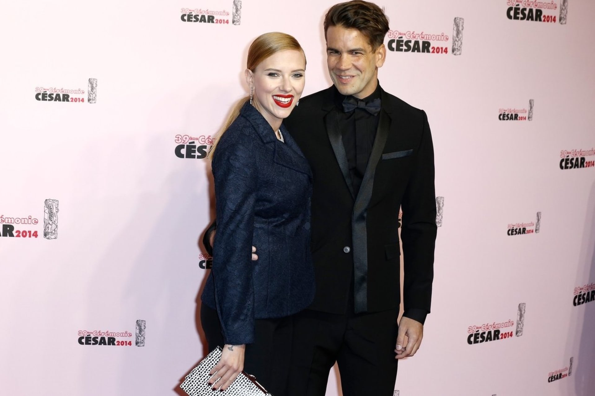 Scarlett a její snoubenec Romain Dauriac na festivalu Cesar Film Awards 2014