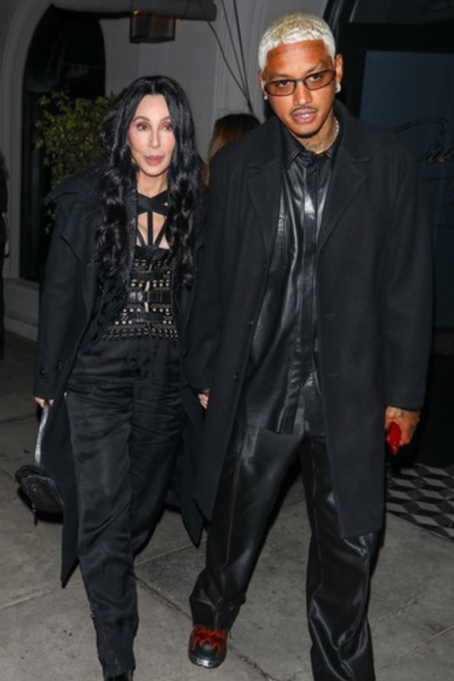 Cher chodí s rapperem Alexanderem Edwardsem.