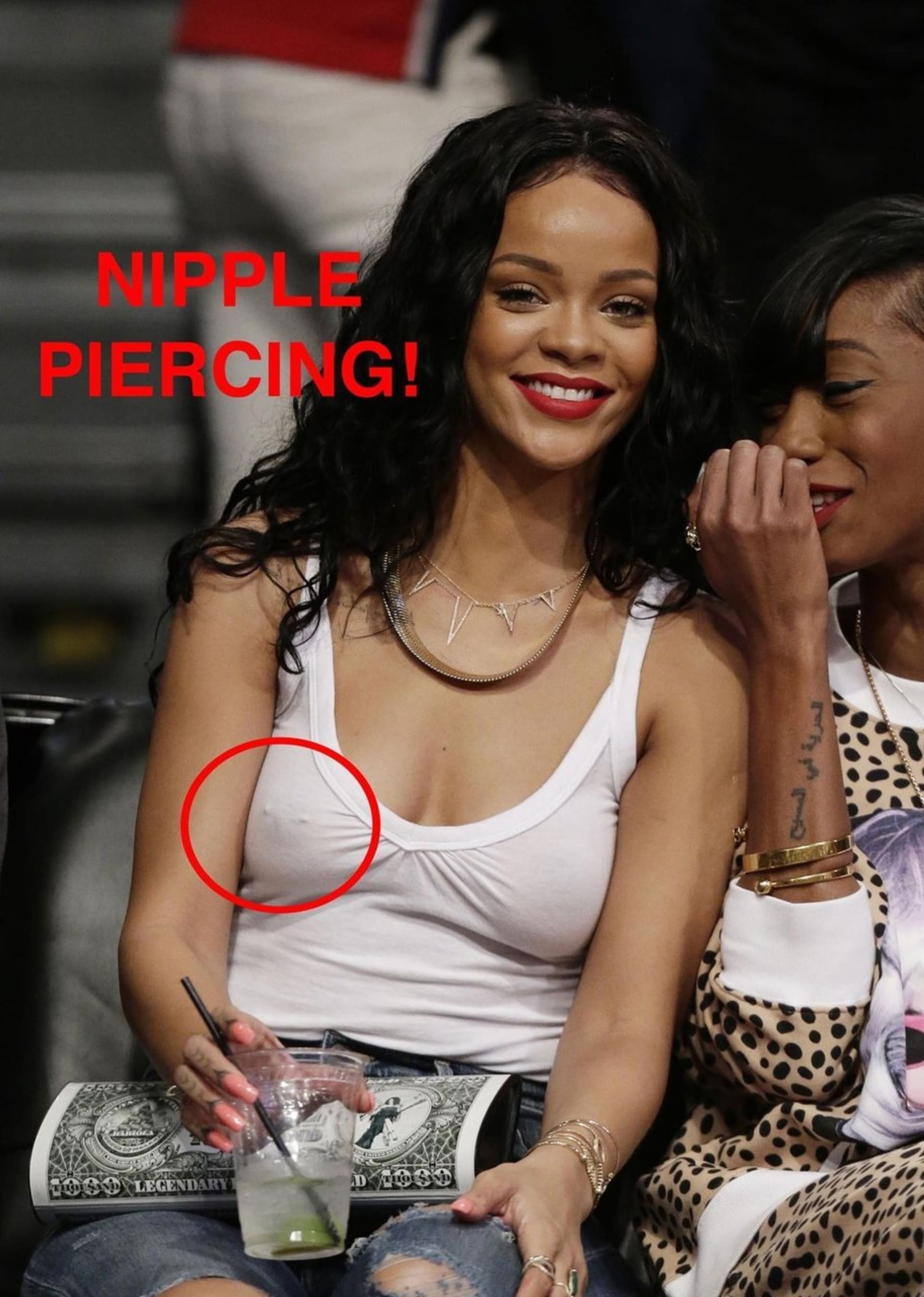 Rihanna ukázala svůj piercing v bradavce...
