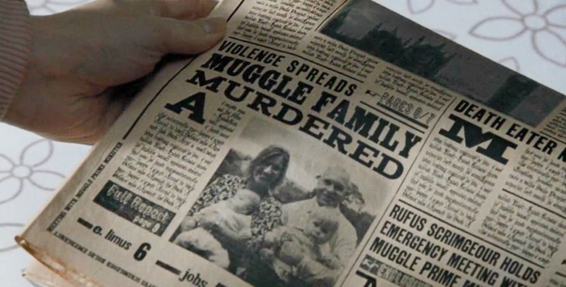 V sedmém díle filmu se fotografie zavražděné mudlovské rodiny v Denním věštci nepohybuje. To proto, že byla pořízena mudlovským fotoaparátem