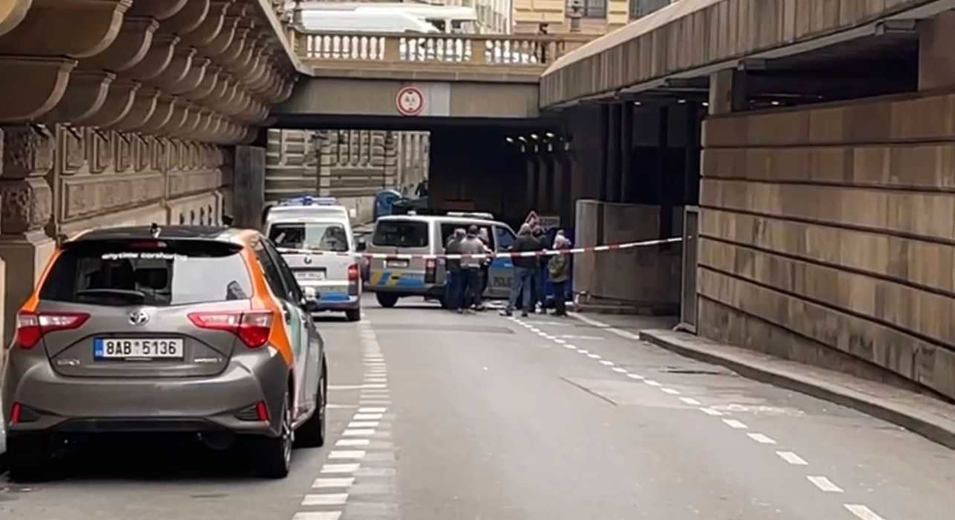 Muž spadl z výšky v Divadelní ulici, na místě zasahovala policie. 