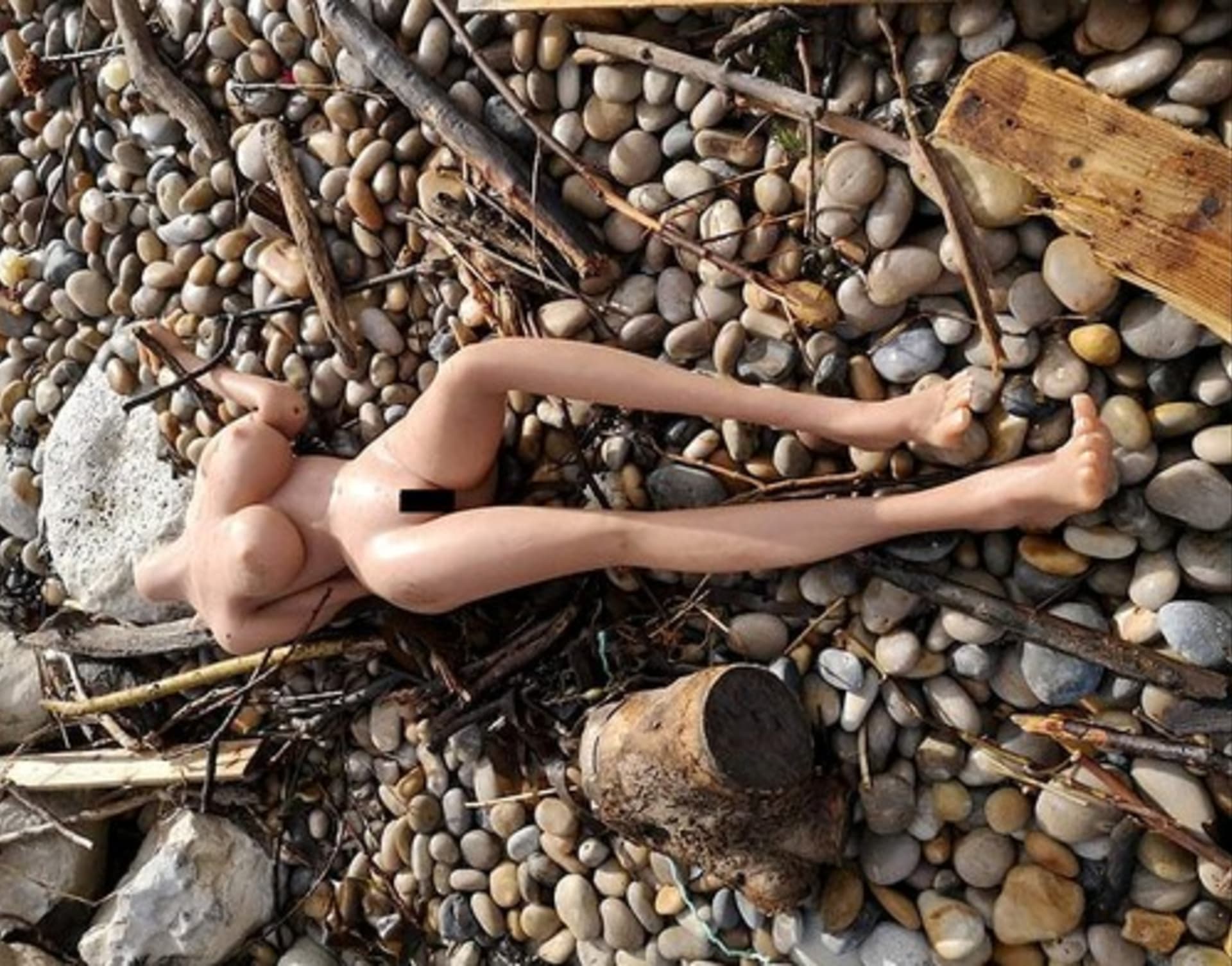 Silikonovou sexuální pannu objevil na pláži také Chris Ford z Anglie.