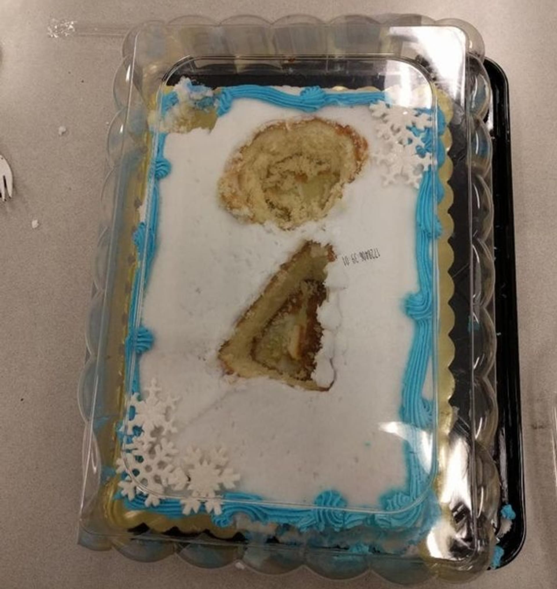 Když si někdo v práci odkrojí kousek dortu.