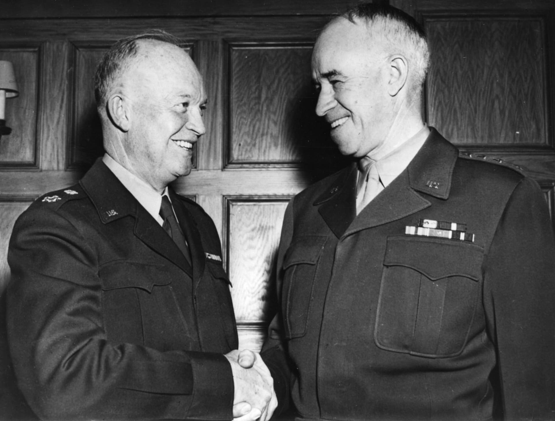 Generál Omar Bradley (vpravo) měl oddíl pod svým velením