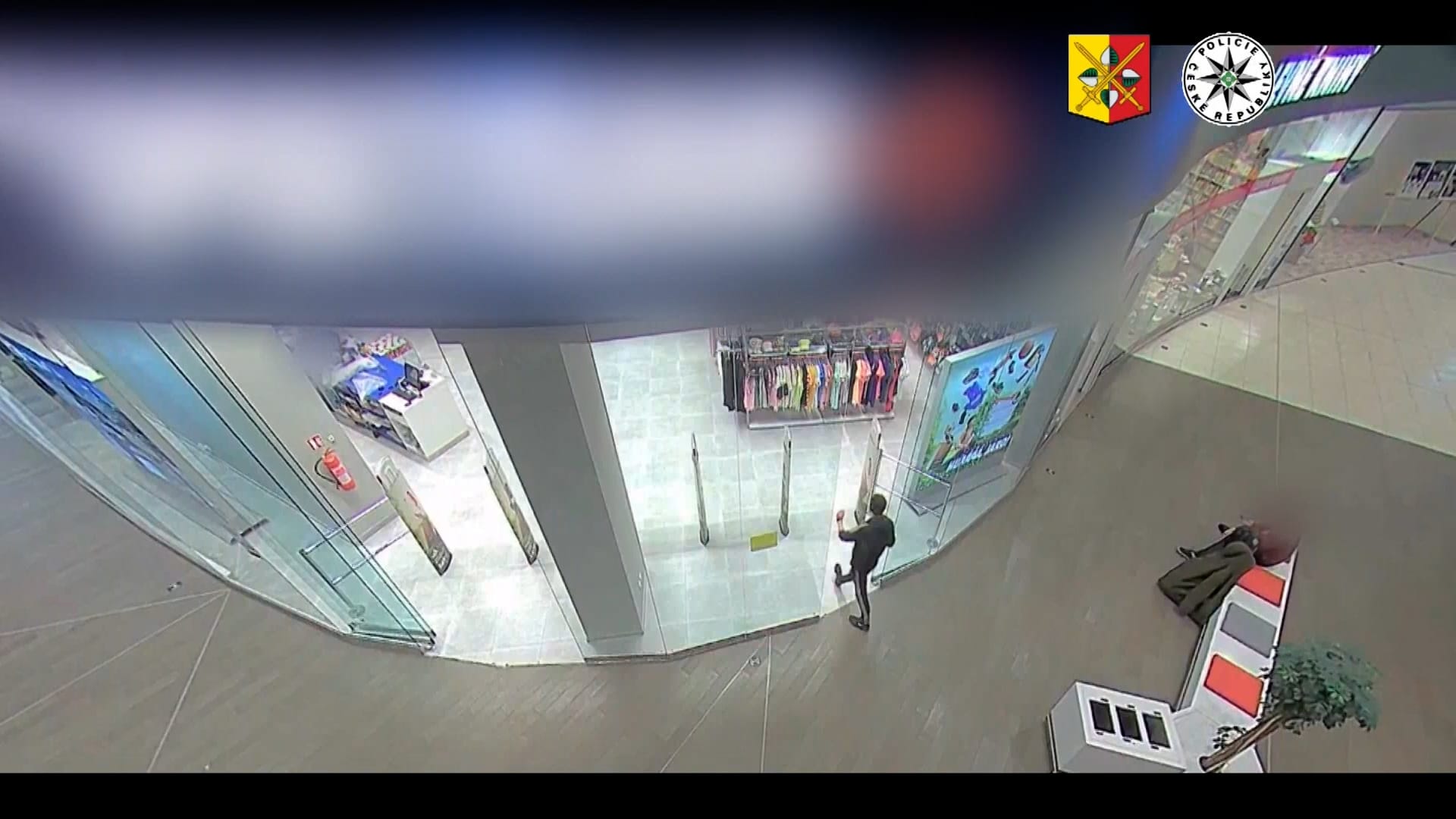 Muž v pražském obchodním centru ohrožoval prodavače nůžkami