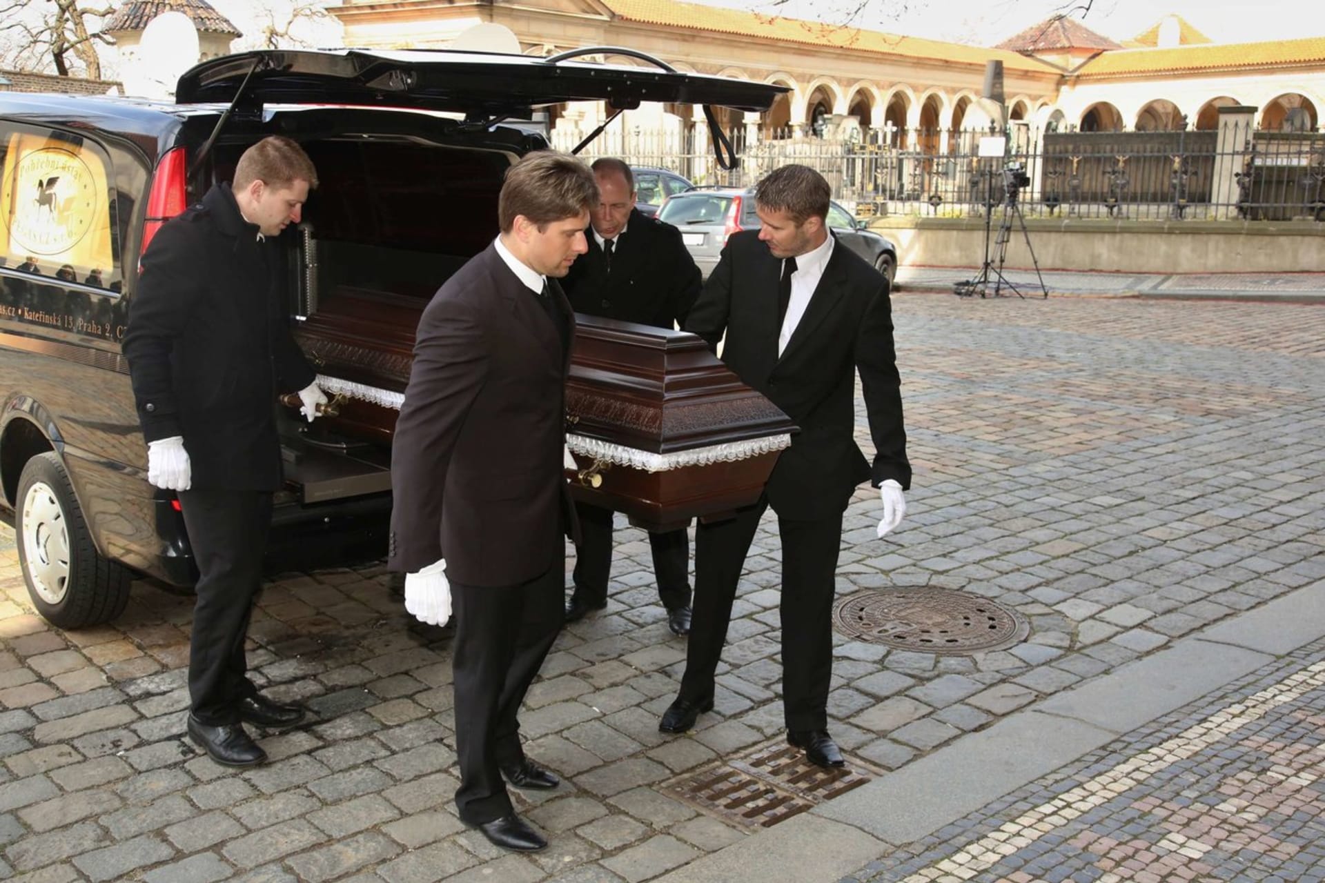 Pohřební vůz přivezl rakev Miroslava Ondříčka