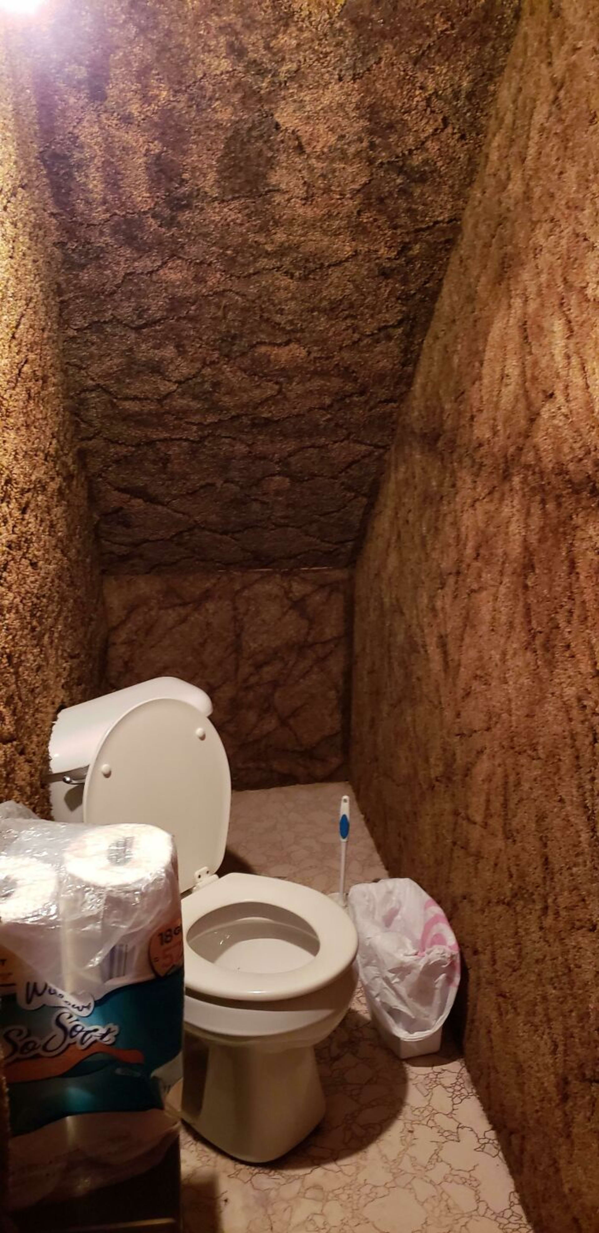 To je toaleta nebo jeskyně?