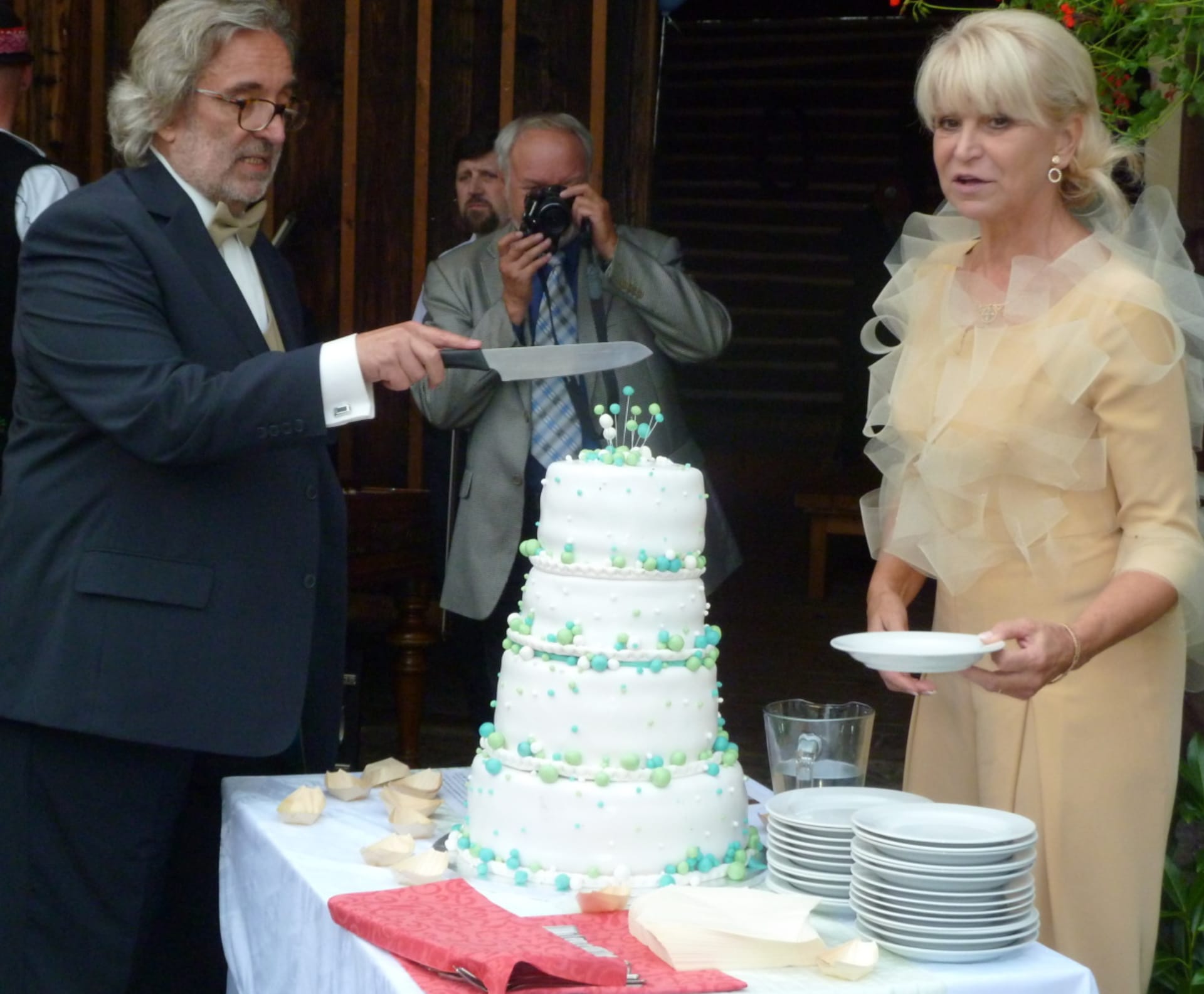 Milada Karasová a Michal Dujka při krájení dortu